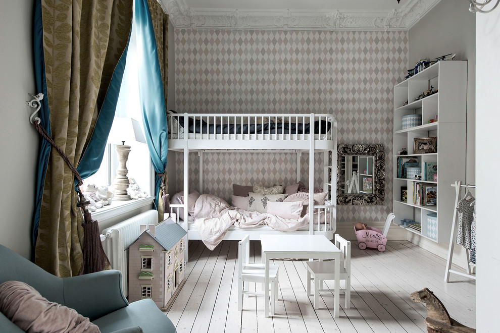 Exemple d'une grande chambre d'enfant de 4 à 10 ans victorienne avec un mur multicolore, parquet peint, un sol blanc et un lit superposé.