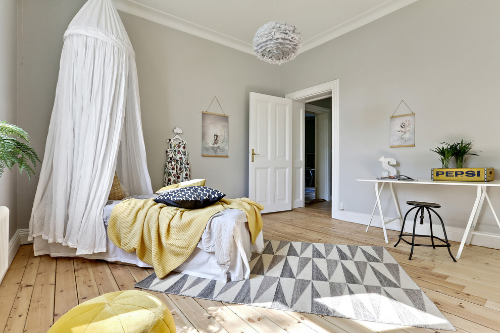 Inspiration for a contemporary kids' bedroom in Gothenburg with grey walls.