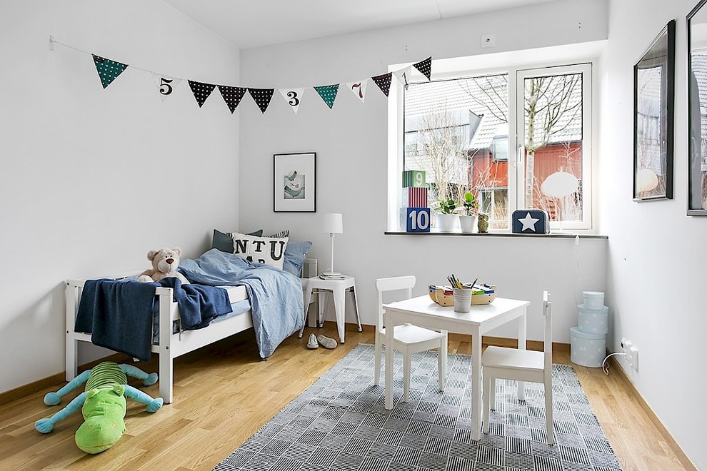 Modelo de dormitorio infantil de 4 a 10 años escandinavo con paredes blancas, suelo de madera clara y suelo beige