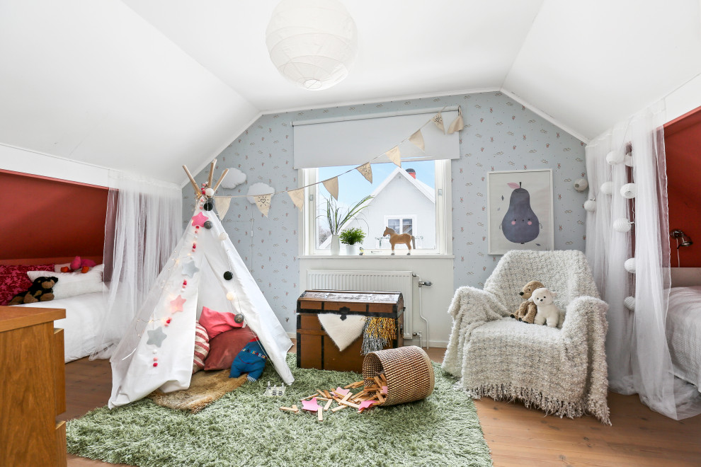 Skandinavisk inredning av ett mellanstort flickrum kombinerat med sovrum och för 4-10-åringar, med flerfärgade väggar, mellanmörkt trägolv och brunt golv