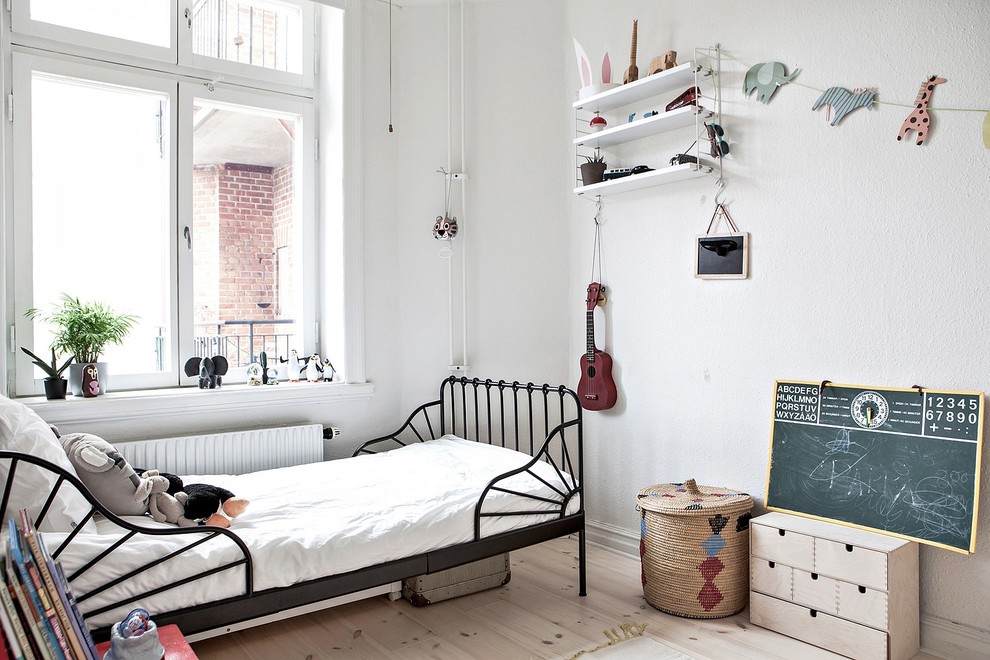 Foto de dormitorio infantil de 4 a 10 años nórdico de tamaño medio con paredes blancas, suelo de madera clara y suelo beige
