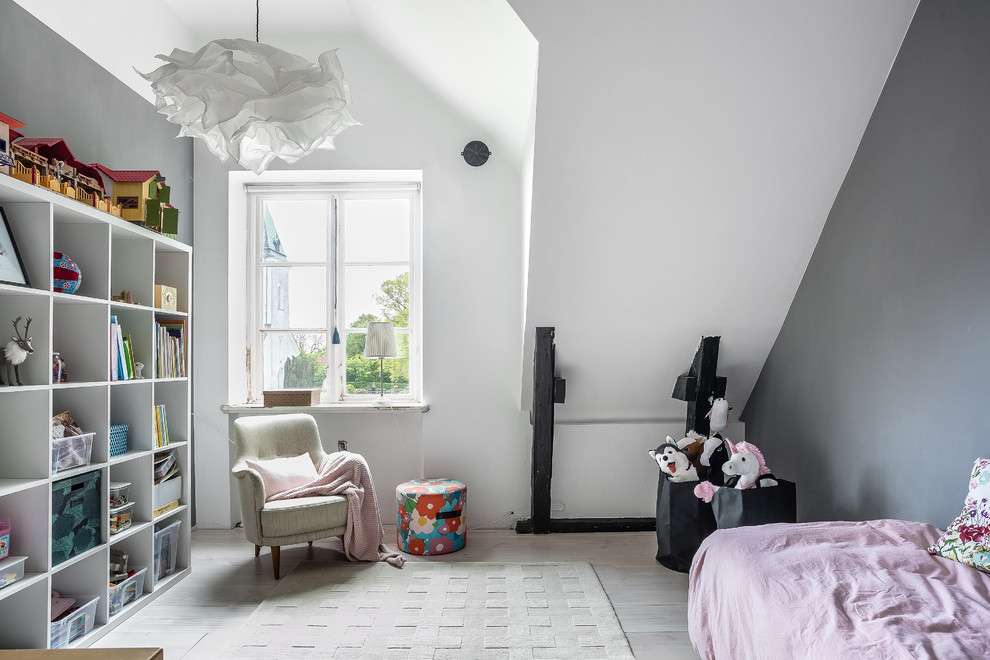 Cette photo montre une grande chambre d'enfant de 4 à 10 ans scandinave avec un mur gris.