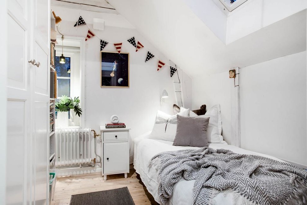 Modelo de dormitorio infantil escandinavo pequeño con paredes blancas, suelo de madera clara y suelo beige