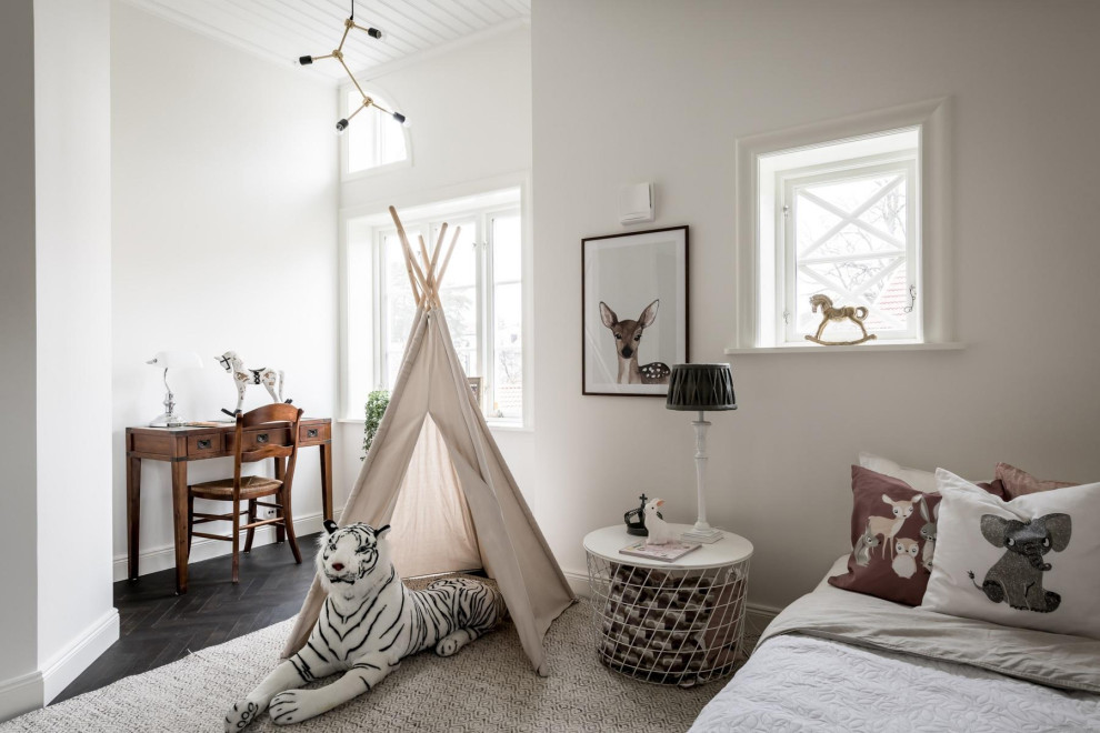 Bild på ett skandinaviskt könsneutralt barnrum kombinerat med sovrum, med vita väggar, mörkt trägolv och svart golv