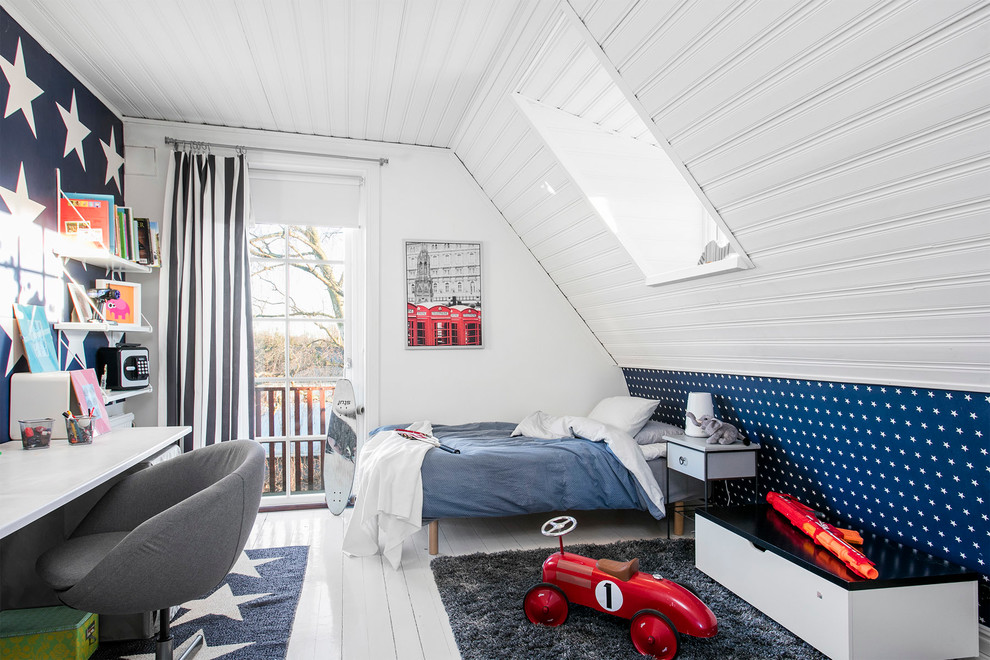 Exempel på ett mellanstort minimalistiskt könsneutralt barnrum för 4-10-åringar och kombinerat med sovrum, med blå väggar och målat trägolv