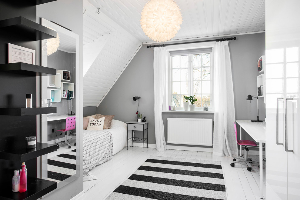 Mittelgroßes Nordisches Kinderzimmer mit Schlafplatz, grauer Wandfarbe und gebeiztem Holzboden in Malmö