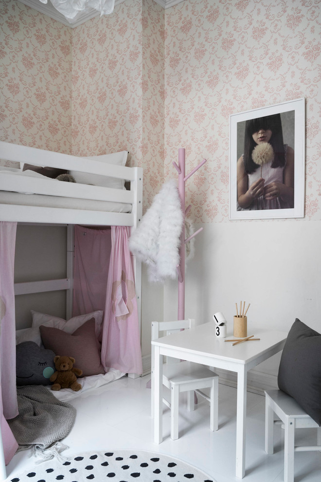 Bild på ett mellanstort nordiskt flickrum kombinerat med sovrum och för 4-10-åringar, med rosa väggar och vitt golv