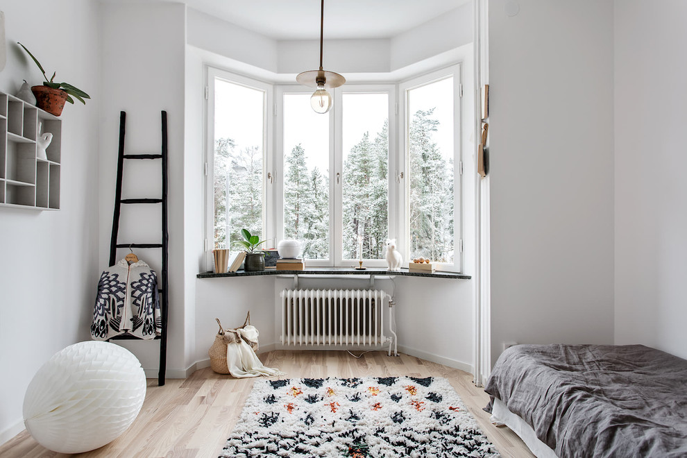 Idéer för ett mellanstort nordiskt könsneutralt barnrum kombinerat med sovrum, med vita väggar