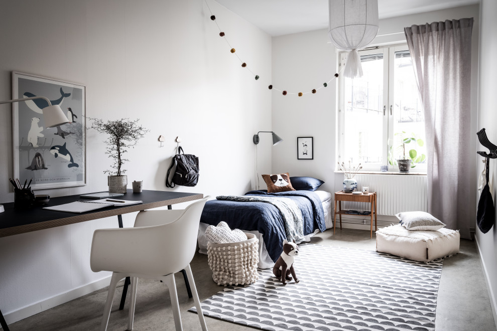 Inspiration för nordiska flickrum kombinerat med sovrum och för 4-10-åringar, med vita väggar och grått golv