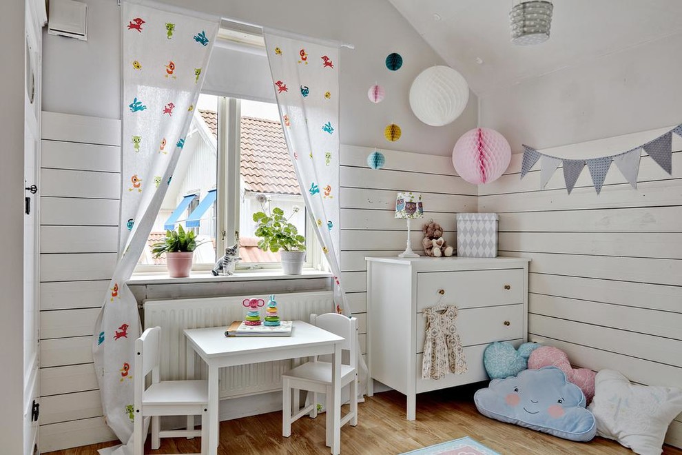 Inspiration för lantliga barnrum kombinerat med lekrum, med vita väggar
