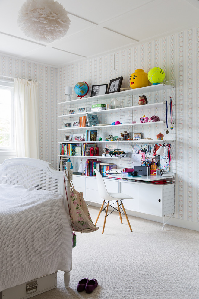 На фото: нейтральная детская среднего размера в классическом стиле с спальным местом, разноцветными стенами и ковровым покрытием для подростка с