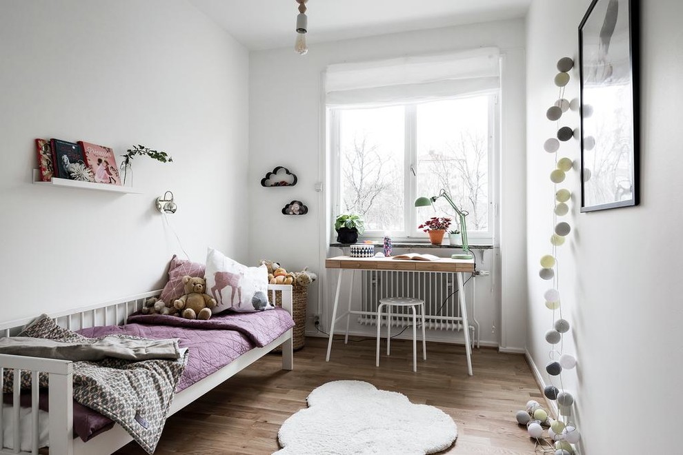 Immagine di una cameretta per bambini da 4 a 10 anni nordica di medie dimensioni con pareti bianche