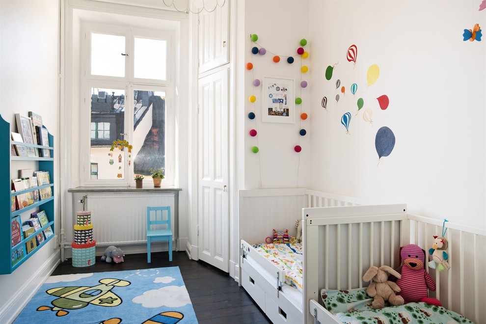 Idéer för att renovera ett mellanstort minimalistiskt könsneutralt barnrum kombinerat med sovrum och för 4-10-åringar, med vita väggar och mörkt trägolv