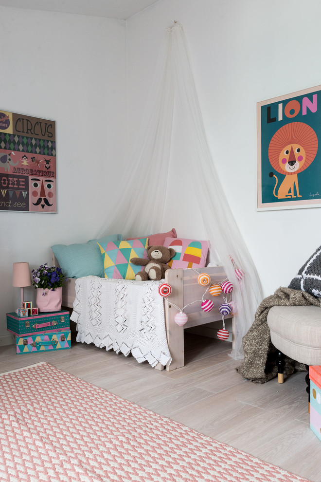 На фото: нейтральная детская среднего размера в классическом стиле с спальным местом и белыми стенами для ребенка от 1 до 3 лет с
