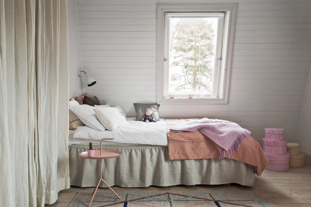 Inredning av ett lantligt litet flickrum kombinerat med sovrum och för 4-10-åringar, med vita väggar och ljust trägolv