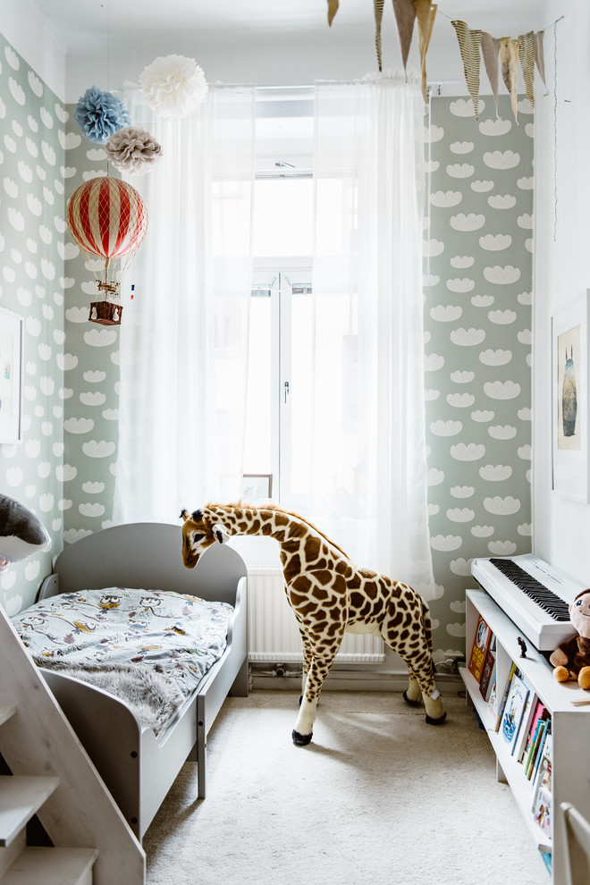 На фото: нейтральная детская среднего размера в стиле фьюжн с спальным местом, ковровым покрытием, белыми стенами и бежевым полом для ребенка от 1 до 3 лет с