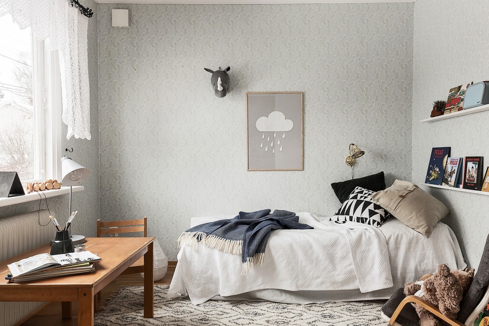 Aménagement d'une chambre d'enfant de 4 à 10 ans scandinave avec un mur gris, un sol en bois brun et un sol gris.