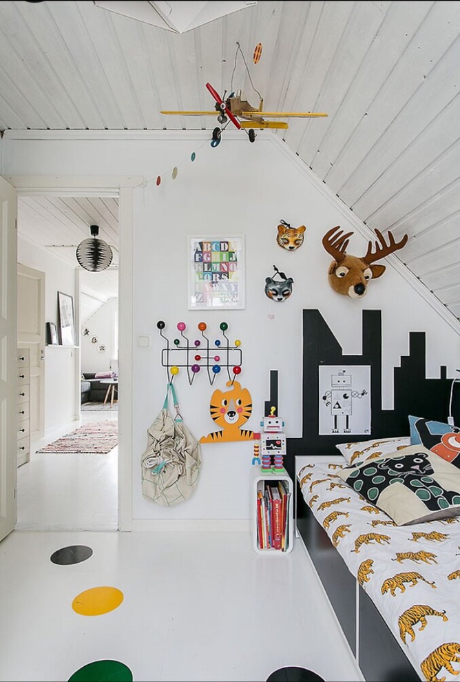 Idéer för att renovera ett mellanstort funkis pojkrum kombinerat med sovrum och för 4-10-åringar, med vita väggar och målat trägolv
