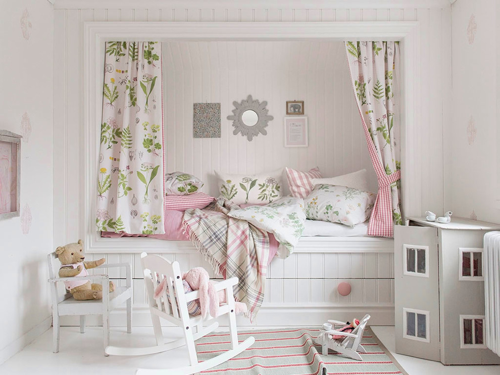 На фото: детская среднего размера в стиле кантри с спальным местом, белыми стенами и деревянным полом для ребенка от 1 до 3 лет, девочки