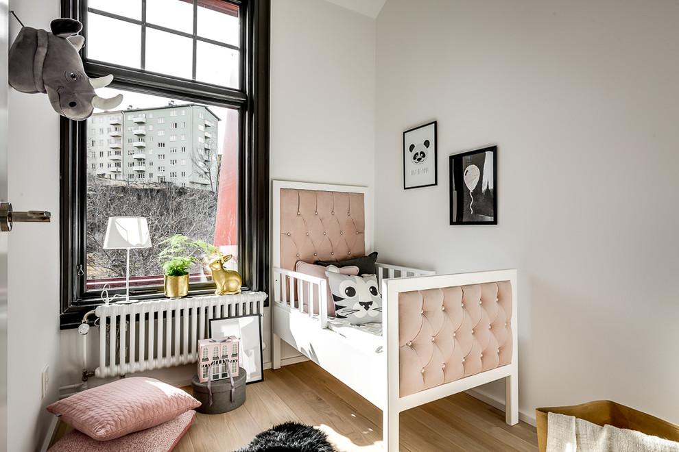 Mittelgroßes Klassisches Mädchenzimmer mit Schlafplatz, weißer Wandfarbe, braunem Holzboden und beigem Boden in Stockholm