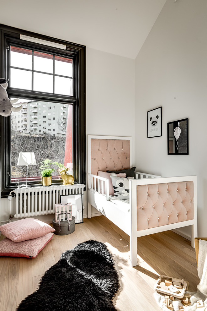 Ejemplo de dormitorio infantil escandinavo con paredes blancas y suelo beige