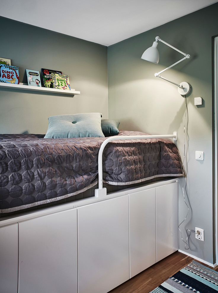 Inredning av ett minimalistiskt mellanstort könsneutralt barnrum kombinerat med sovrum och för 4-10-åringar, med blå väggar, mellanmörkt trägolv och brunt golv