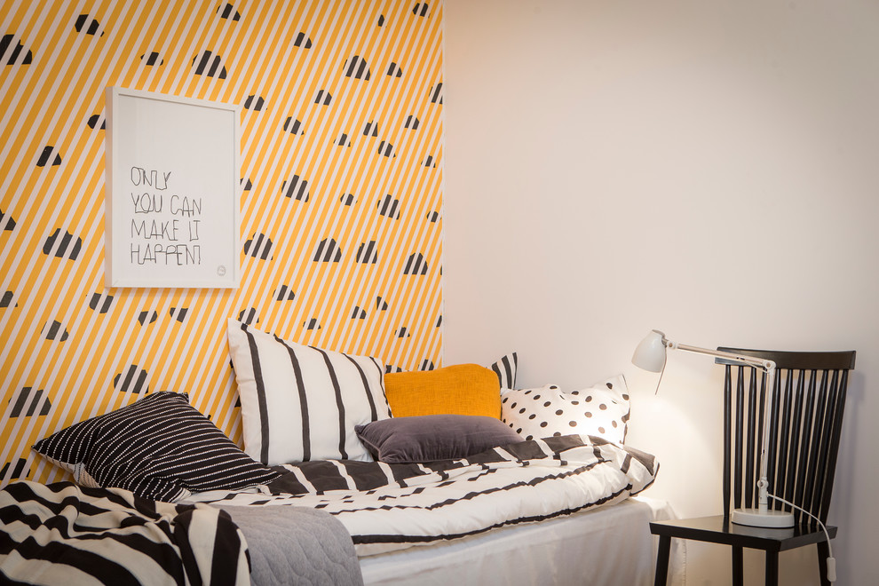 Bild på ett litet minimalistiskt könsneutralt tonårsrum kombinerat med sovrum, med flerfärgade väggar