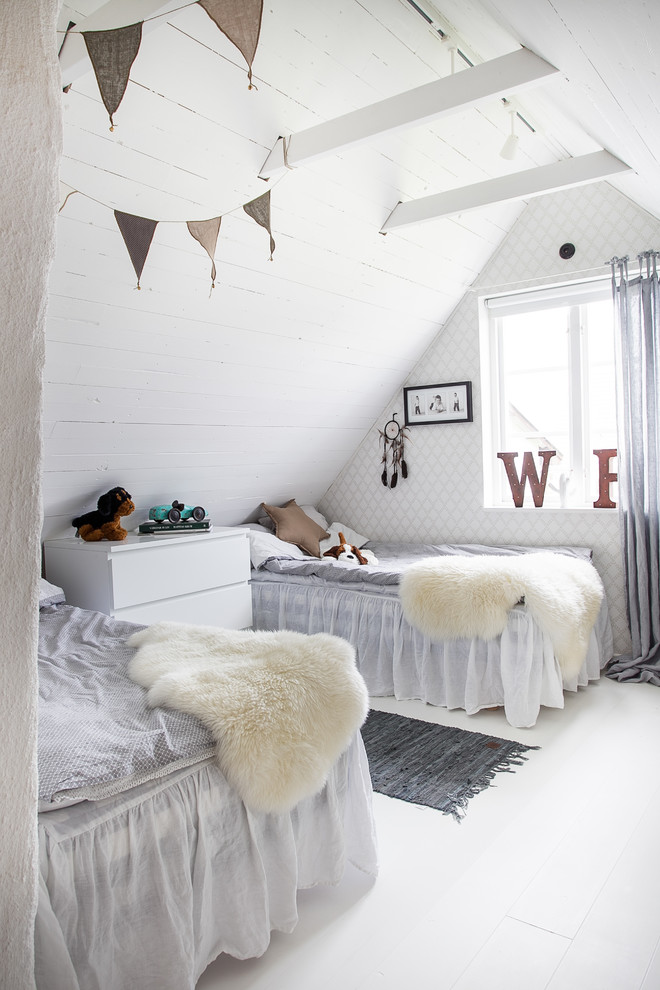 На фото: нейтральная детская среднего размера в стиле кантри с спальным местом, белыми стенами, деревянным полом и белым полом для ребенка от 4 до 10 лет с