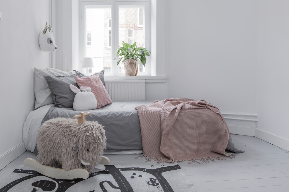 Modelo de dormitorio infantil escandinavo con paredes blancas, suelo de madera pintada y suelo blanco
