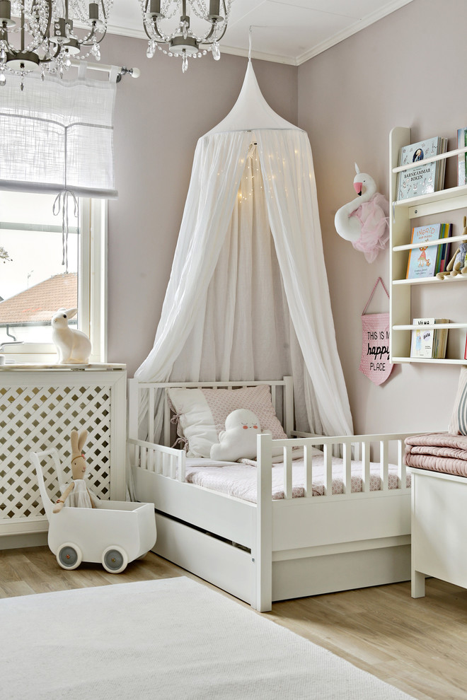 Пример оригинального дизайна: нейтральная детская среднего размера в скандинавском стиле с спальным местом, розовыми стенами и светлым паркетным полом для ребенка от 4 до 10 лет