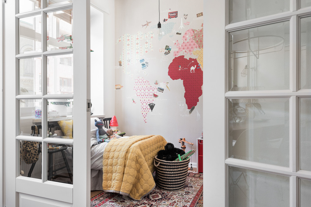 Kleines, Neutrales Skandinavisches Kinderzimmer mit Schlafplatz, weißer Wandfarbe und braunem Holzboden in Göteborg