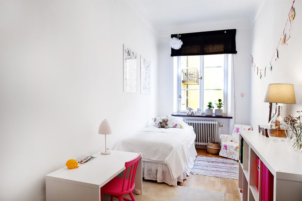 Bild på ett mellanstort nordiskt könsneutralt småbarnsrum kombinerat med sovrum, med vita väggar och ljust trägolv