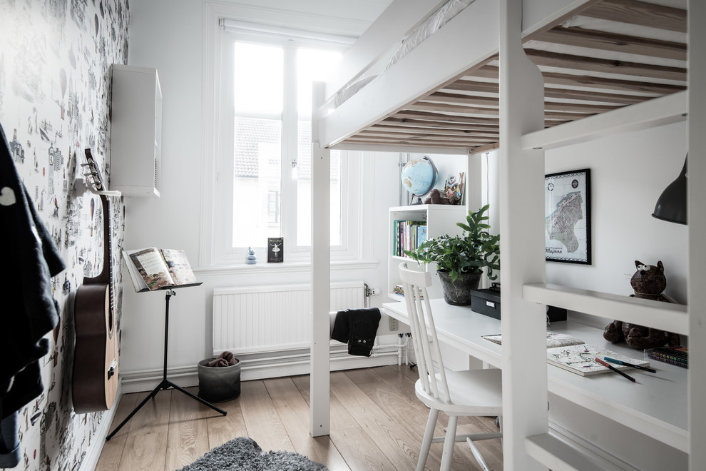 Design ideas for a small scandi gender neutral kids' bedroom in Gothenburg with laminate floors.