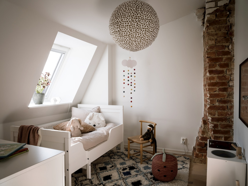Modelo de dormitorio infantil escandinavo con paredes blancas