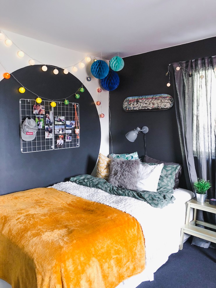 На фото: детская в современном стиле с спальным местом, синими стенами, ковровым покрытием и синим полом для подростка, девочки
