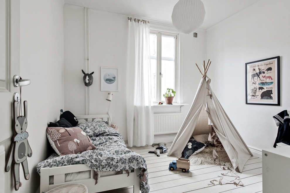 Идея дизайна: нейтральная детская среднего размера в скандинавском стиле с спальным местом, белыми стенами, светлым паркетным полом и белым полом для ребенка от 4 до 10 лет