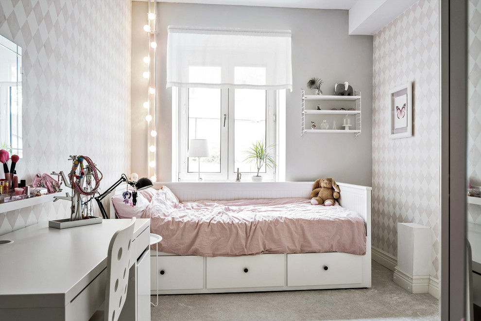 Inredning av ett skandinaviskt mellanstort flickrum kombinerat med sovrum, med flerfärgade väggar, heltäckningsmatta och grått golv