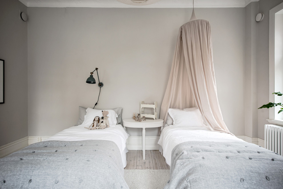 Foto på ett skandinaviskt flickrum kombinerat med sovrum och för 4-10-åringar, med grå väggar, ljust trägolv och beiget golv