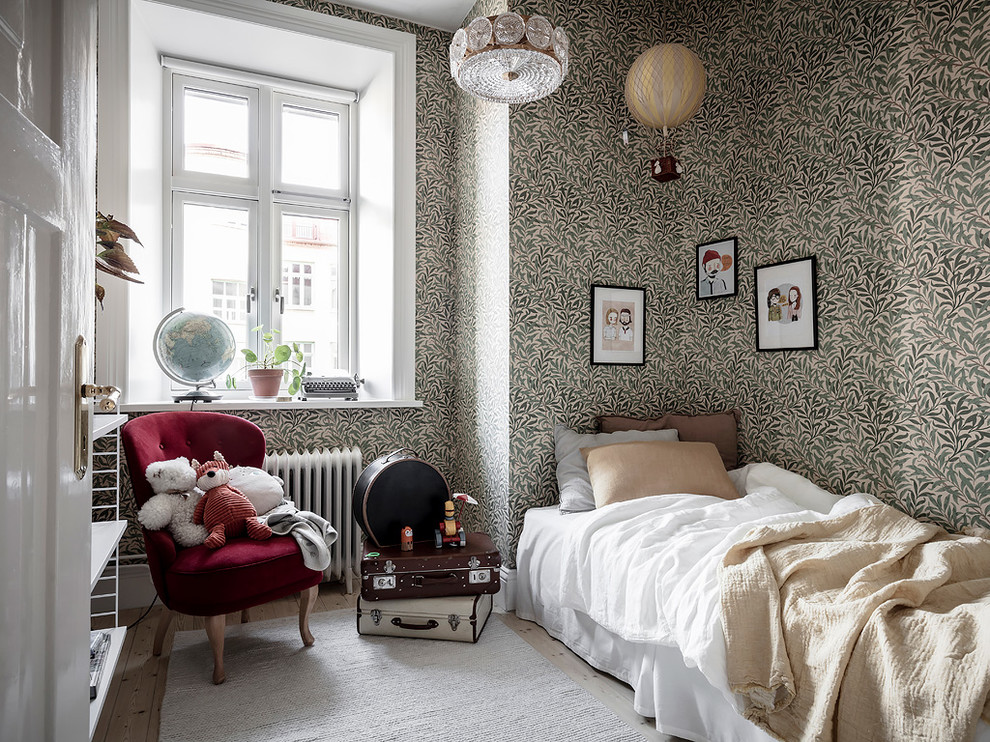 Foto på ett skandinaviskt barnrum kombinerat med sovrum, med flerfärgade väggar, ljust trägolv och beiget golv