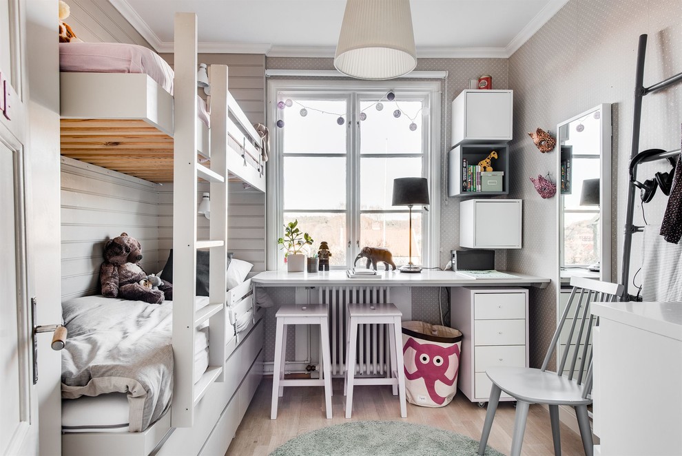 Réalisation d'une petite chambre d'enfant nordique avec un mur gris, parquet clair, un sol beige et un lit superposé.