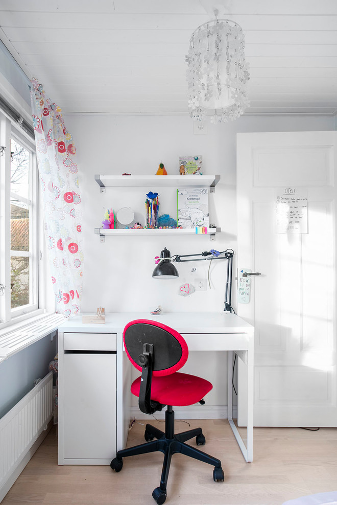 Foto på ett litet vintage flickrum kombinerat med skrivbord och för 4-10-åringar, med vita väggar