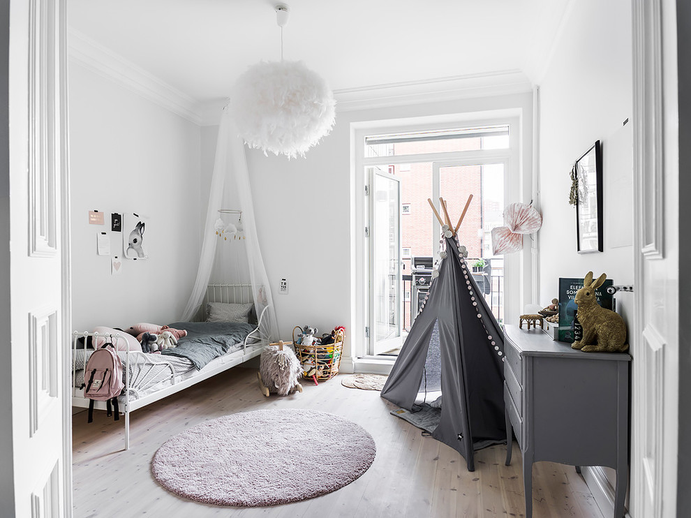 Exempel på ett stort minimalistiskt flickrum kombinerat med sovrum och för 4-10-åringar, med vita väggar