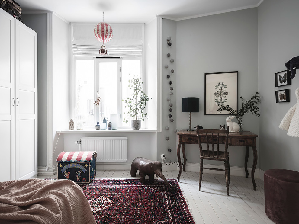 Exemple d'une chambre de fille de 4 à 10 ans scandinave avec un bureau, un mur gris, parquet peint et un sol blanc.
