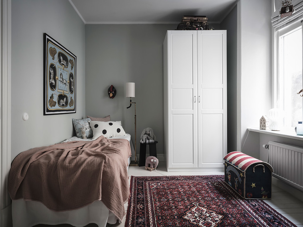 Photo of a scandi children’s room in Gothenburg with grey walls.