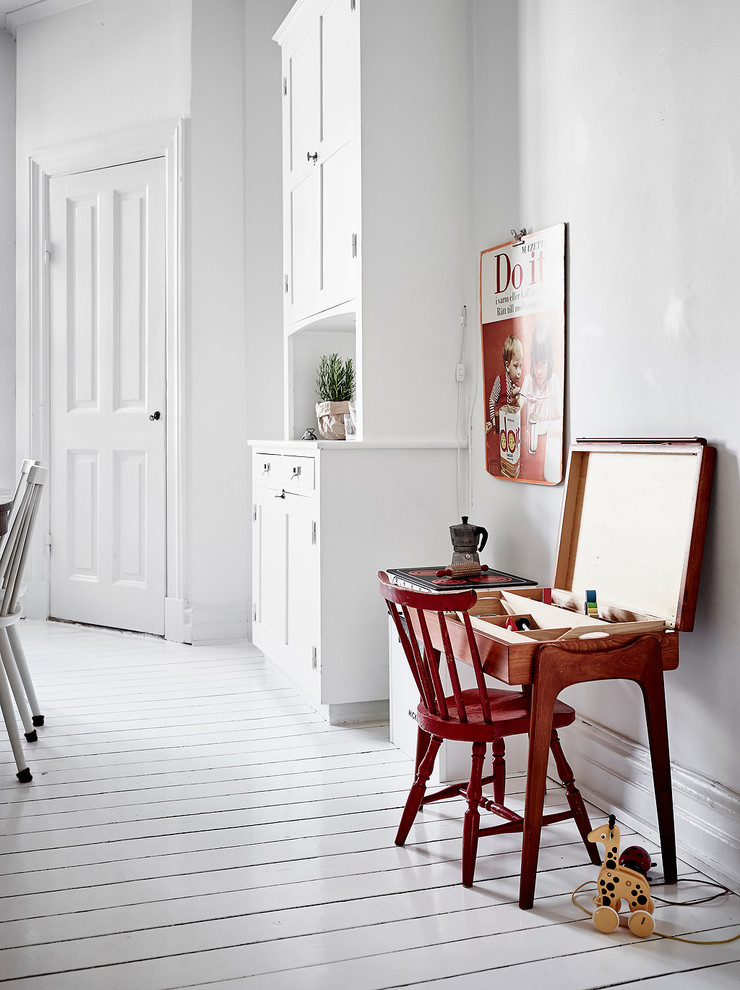 Idéer för att renovera ett mellanstort nordiskt könsneutralt småbarnsrum kombinerat med lekrum, med vita väggar, målat trägolv och vitt golv