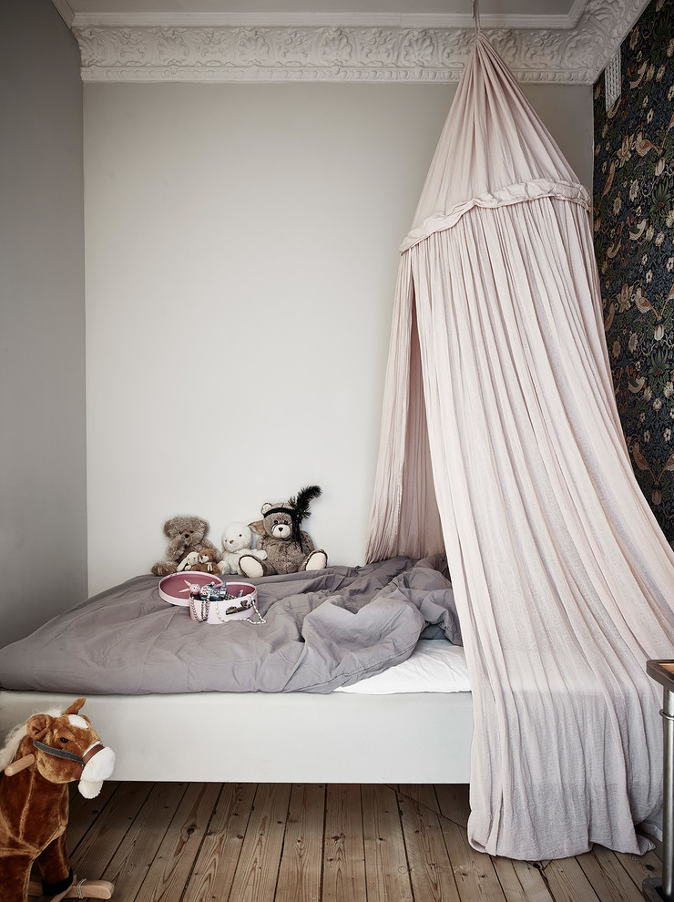 Idéer för ett litet klassiskt flickrum kombinerat med sovrum och för 4-10-åringar, med flerfärgade väggar, ljust trägolv och beiget golv