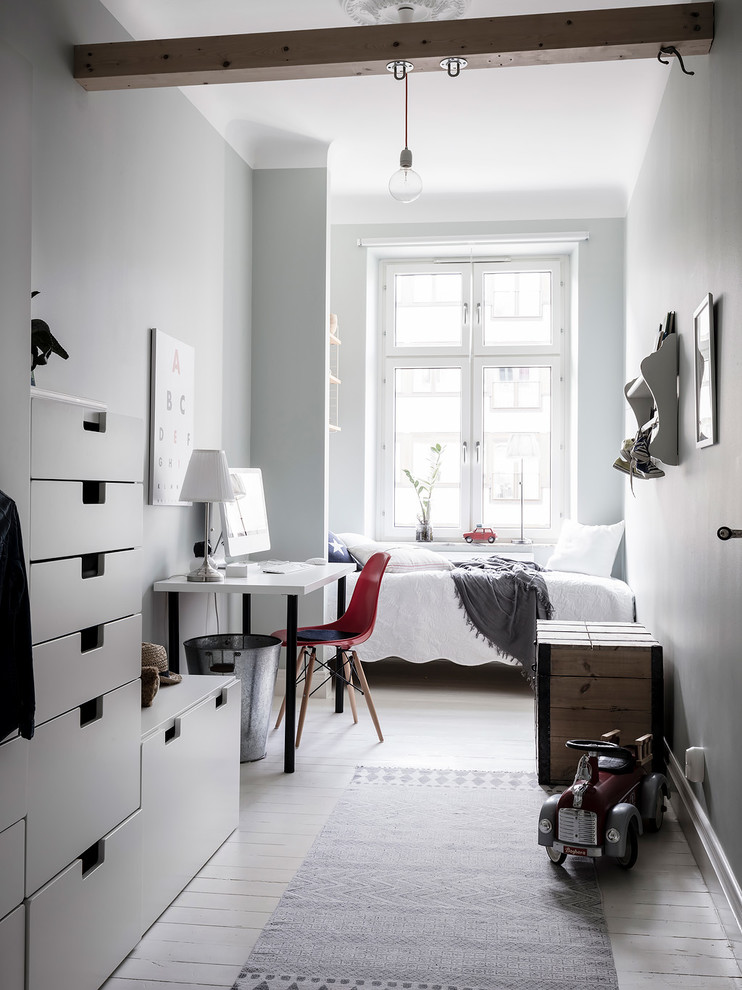 Foto på ett litet skandinaviskt pojkrum kombinerat med sovrum och för 4-10-åringar, med ljust trägolv, grå väggar och vitt golv