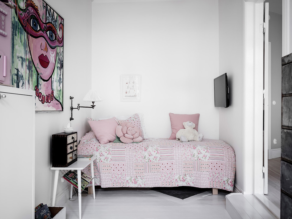 Inspiration för små skandinaviska flickrum för 4-10-åringar och kombinerat med sovrum, med vita väggar, målat trägolv och vitt golv