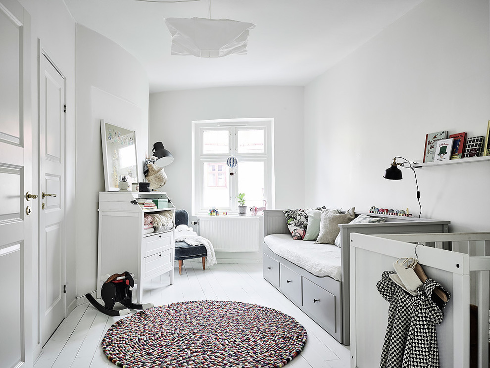 Inspiration för mellanstora skandinaviska könsneutrala småbarnsrum kombinerat med lekrum, med vita väggar, målat trägolv och vitt golv