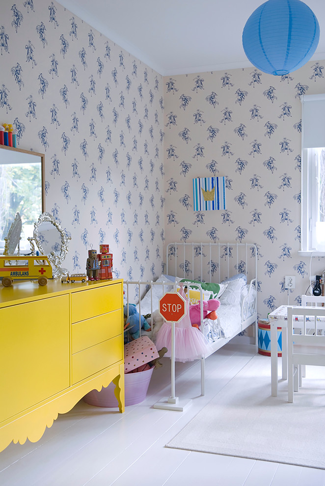 Aménagement d'une grande chambre d'enfant de 4 à 10 ans éclectique avec un mur multicolore et parquet peint.